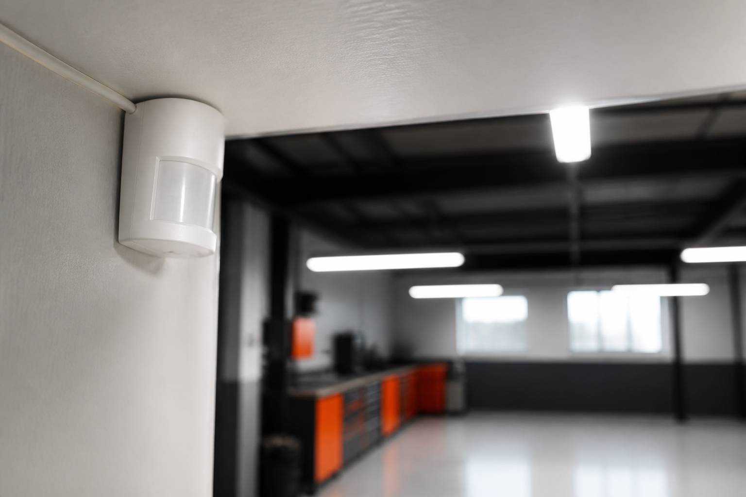 Détecteur de mouvement fixé dans un angle de pièce