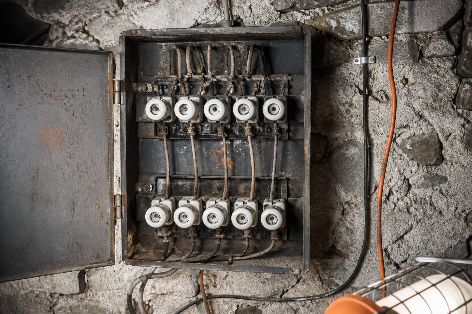 Anciens fusibles dans un tableau électrique vétuste à remplacer