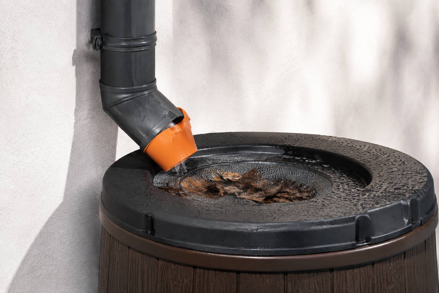 Collecteur reliant la gouttière au récupérateur d'eau avec couvercle filtrant