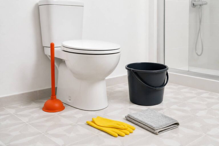 Méthodes efficaces pour déboucher des toilettes très encombrées