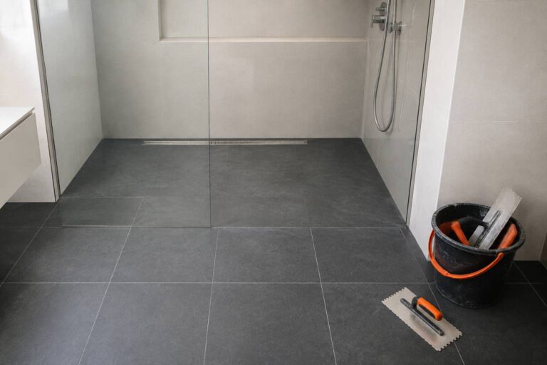 Revêtement de sol pour salle de bain et douche : allier esthétique et étanchéité